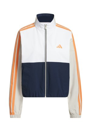 Krátká bunda na zip s vysokým límcem; obsahuje bílé, námořnické modré a béžové panely; oranžové třípruhové akcenty podél ramen; lehká tkanina.