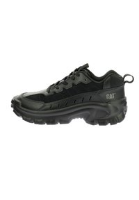 Scarpa sportiva nera realizzata con un mix di materiali in pelle e camoscio. Presenta una suola spessa, un sistema di allacciatura prominente e un piccolo anello sul tallone.