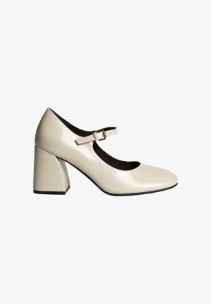 Chaussure Mary Jane en cuir crème avec bout arrondi, bride ajustable et talon carré sur fond blanc.