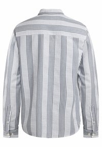 Camisa de manga larga con cuello abotonado, que presenta rayas verticales en gris y blanco alternas y tela texturizada sobre un fondo claro.