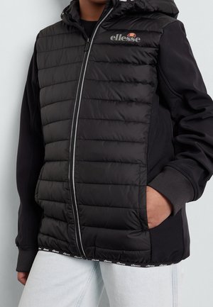 Schwarze Steppjacke mit Kapuze, mit gestepptem Muster, grauen Akzenten und einem Logo auf der Brust. Verfügt über einen Reißverschluss und elastische Bündchen.
