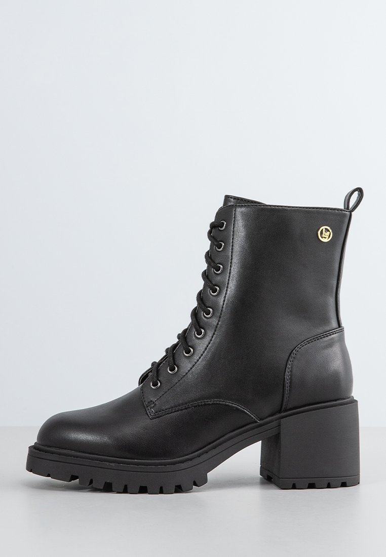 Schwarze Lederstiefelette mit einem klobigen Absatz, Schnürverschluss, runder Spitze und einem goldenen Logo-Akzent. Strukturierte Sohle für besseren Halt.