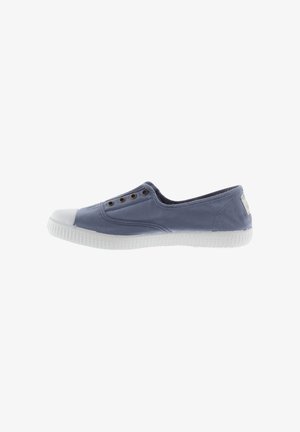 Hellblaues Slip-On-Leinenschuh mit weißer Gummisohle und Zehenkappe, mit Metallösen ohne Schnürsenkel.