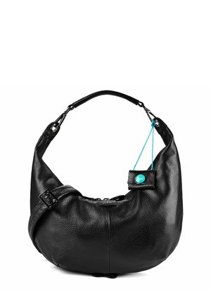 Schwarze, strukturierte Leder-Umhängetasche mit einem Träger und kleinem befestigten Beutel, der an einer blauen Schnur auf weißem Hintergrund hängt.