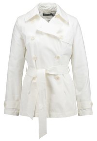 Vit trenchcoat med dubbelknäppt design, tygbälte och knappdetaljer. Har en spetsig krage och långa ärmar. Slät textur.