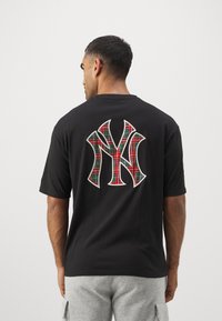 New Era - MLB NEW YORK YANKEES OVERSIZE TEE - Club wear - black/white Thumbnail Image 1