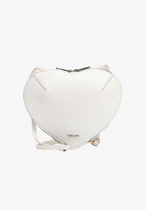 Bolso bandolera de cuero blanco en forma de corazón con correa ajustable y cierre de cremallera plateada, pequeño logo de la marca en el frente.