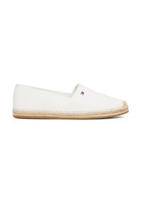 Espadrilles en toile blanche avec une semelle en jute beige, arborant un petit logo rouge et bleu sur le côté et un design simple sans lacets.