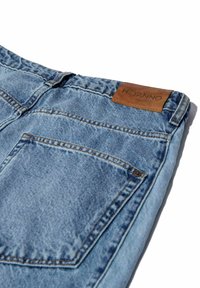 Hellblau gefärbte Jeans aus Denim mit einem Leder-Brandtag. Verfügt über eine Gesäßtasche und sichtbare Nähte, mit einem leicht abgewetzten Finish.