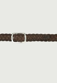 Cintura in pelle marrone intrecciata con fibbia rettangolare in metallo argentato, caratterizzata da una finitura testurizzata e un motivo di intreccio uniforme.