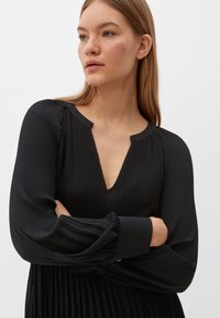 s.Oliver BLACK LABEL MIT PLISSEE-STRUKTUR - Blouse - true black
