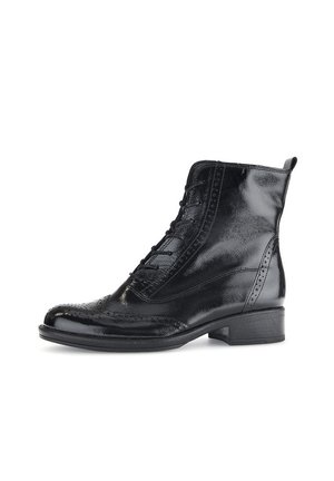 Bottes noires en cuir à hauteur de cheville avec une finition brillante, des détails en brogue, un système de laçage et un petit talon carré. Côtés texturés pour un supplément de style.