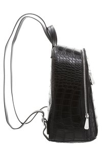 Černý kožený batoh s krokodýlí strukturou, stříbrný zip na boku a nastavitelné štíhlé popruhy na ramena.