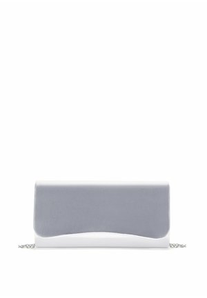 Clutch gris con un diseño elegante, superficie texturizada, acento en forma de ola y base blanca, con una cadena como correa para llevar.