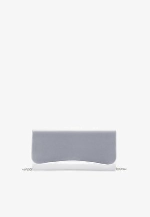 Clutch gris con un diseño elegante, superficie texturizada, acento en forma de ola y base blanca, con una cadena como correa para llevar.