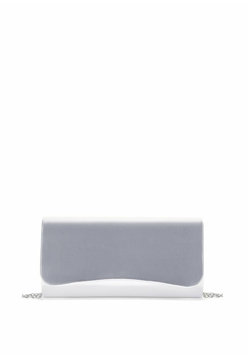 Clutch gris con un diseño elegante, superficie texturizada, acento en forma de ola y base blanca, con una cadena como correa para llevar.