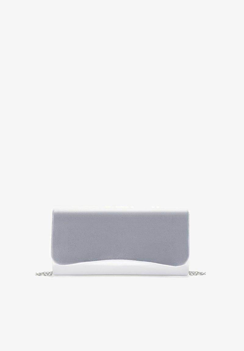 Clutch gris con un diseño elegante, superficie texturizada, acento en forma de ola y base blanca, con una cadena como correa para llevar.