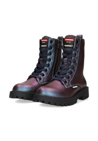 Botas de tobillo con cordones, con un acabado purpura iridiscente, suela de goma y cordones de tela texturizada. Con un zipper en un lado y detalles de costura.