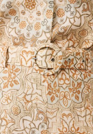 Tela beige y marrón con un diseño de cachemira y un cinturón a juego que presenta una hebilla redonda cubierta de tela y ojetes metálicos.