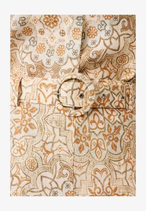 Tissu beige et marron à motif cachemire avec une ceinture assortie dotée d'une boucle ronde recouverte de tissu et d'œillets métalliques.