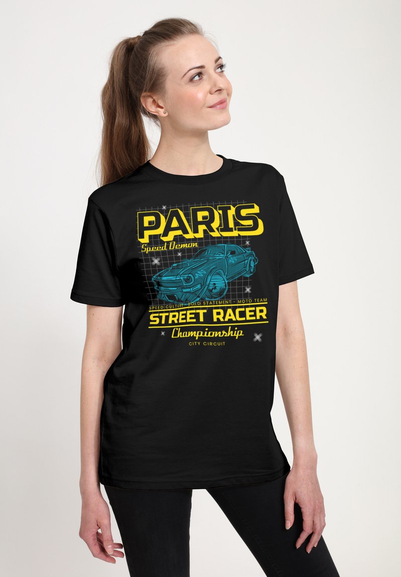 Černé tričko s krátkým rukávem a volným střihem, na kterém je žlutý a modrý grafický text s nápisem "PARIS Speed Demon" a ilustrací auta.