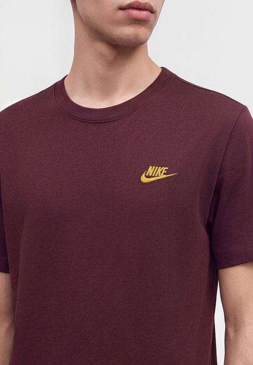 Nike CLUB TEE - Camiseta básica - burgundy crush/metallic gold-coloured — photo 6