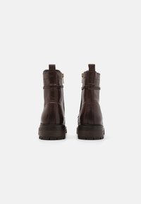 Pavement JANA - Bottines à plateau - brown/gold