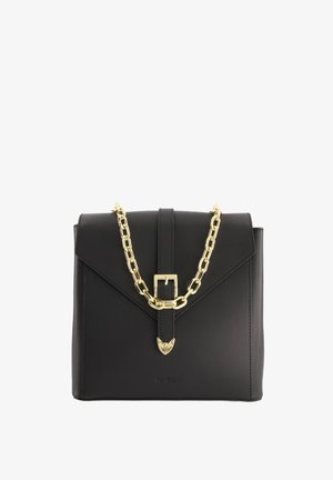 Zwarte leren handtas met een gouden kettingriem, voorzien van een klep sluiten en een geometrisch ontwerp. Gouden hardware accentueert de algehele uitstraling.