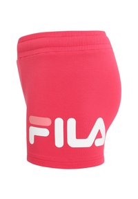 Röda bomullsshorts med en bred midja och en stor vit FILA-logotyp på framsidan. Slät textur med en åtsittande design.