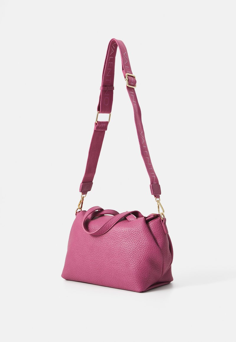 Rosa Ledertasche mit strukturiertem Finish, ausgestattet mit einem Handgriff und einem verstellbaren Tragegurt mit Markenakzenten. Goldene Hardware-Details.
