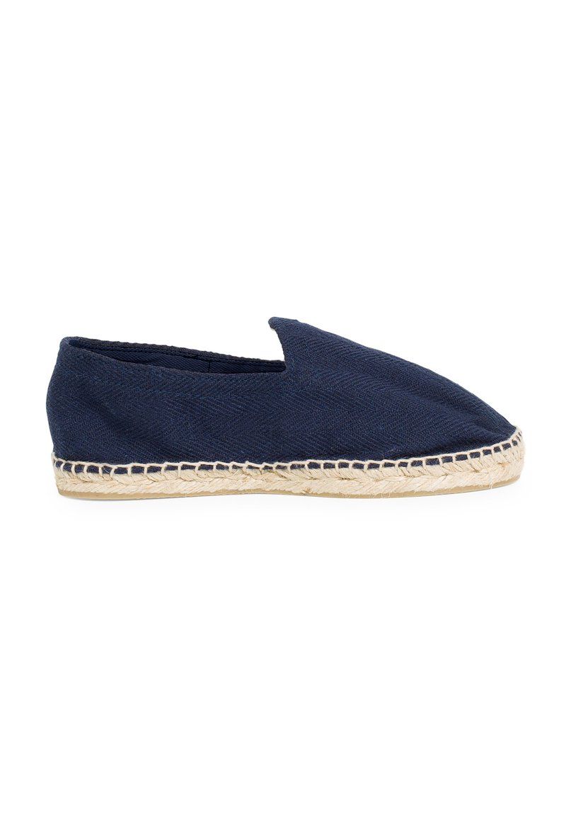 Marineblå kanvas espadrillos-stil slip-on med en vævet jutesål og syede detaljer, der har en rund tå og et lavprofil design.