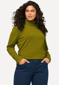 Ulla Popken ROLLKRAGEN BÜNDCHEN - Stickad tröja - olive