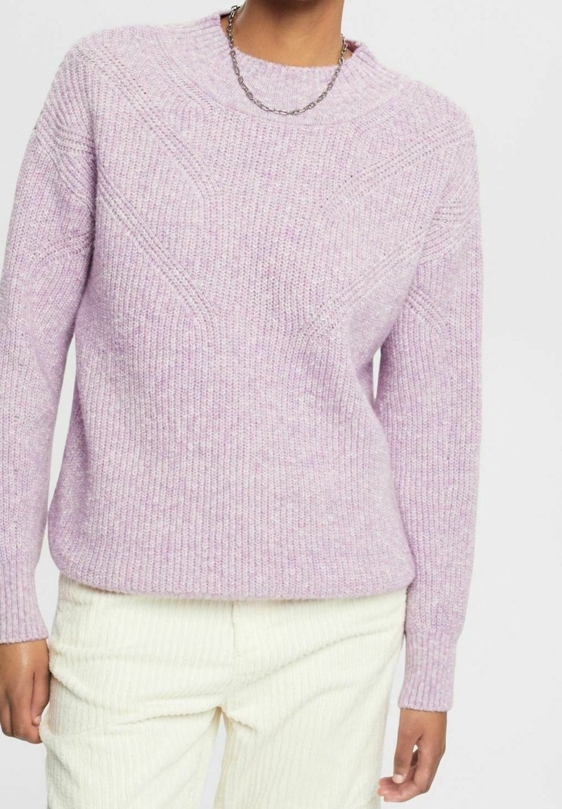 Pull léger violet clair en tricot avec un col rond, présentant des motifs texturés et des poignets côtelés, assorti à un pantalon en velours côtelé crème.