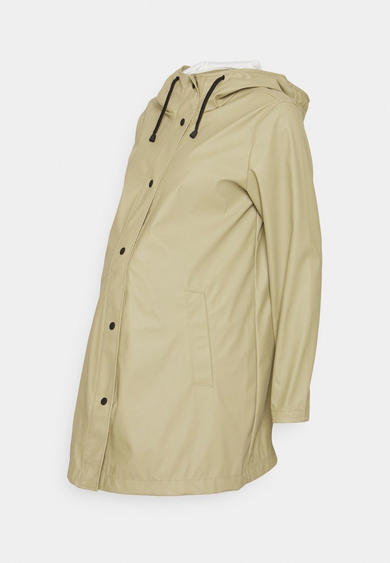 Imperméable beige pour femme enceinte avec capuche, cordons noirs, boutons-pression à l'avant et poches latérales, présenté sur fond blanc.