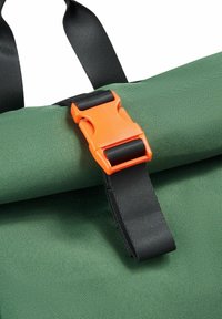 Zaino verde con chiusura a rotolo e fibbia in plastica arancione. Presenta cinghie in webbing nere e una superficie in tessuto testurizzato.