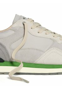 Sneaker grigio chiaro con materiali in suede e mesh, lacci beige, dettagli verdi sulla suola e logo vicino alla linguetta.