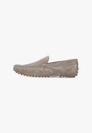 Grå ruskind loafers med en glat tekstur, der har et mokkasin-design, syninger og gummisål med prikket overflade for bedre greb.