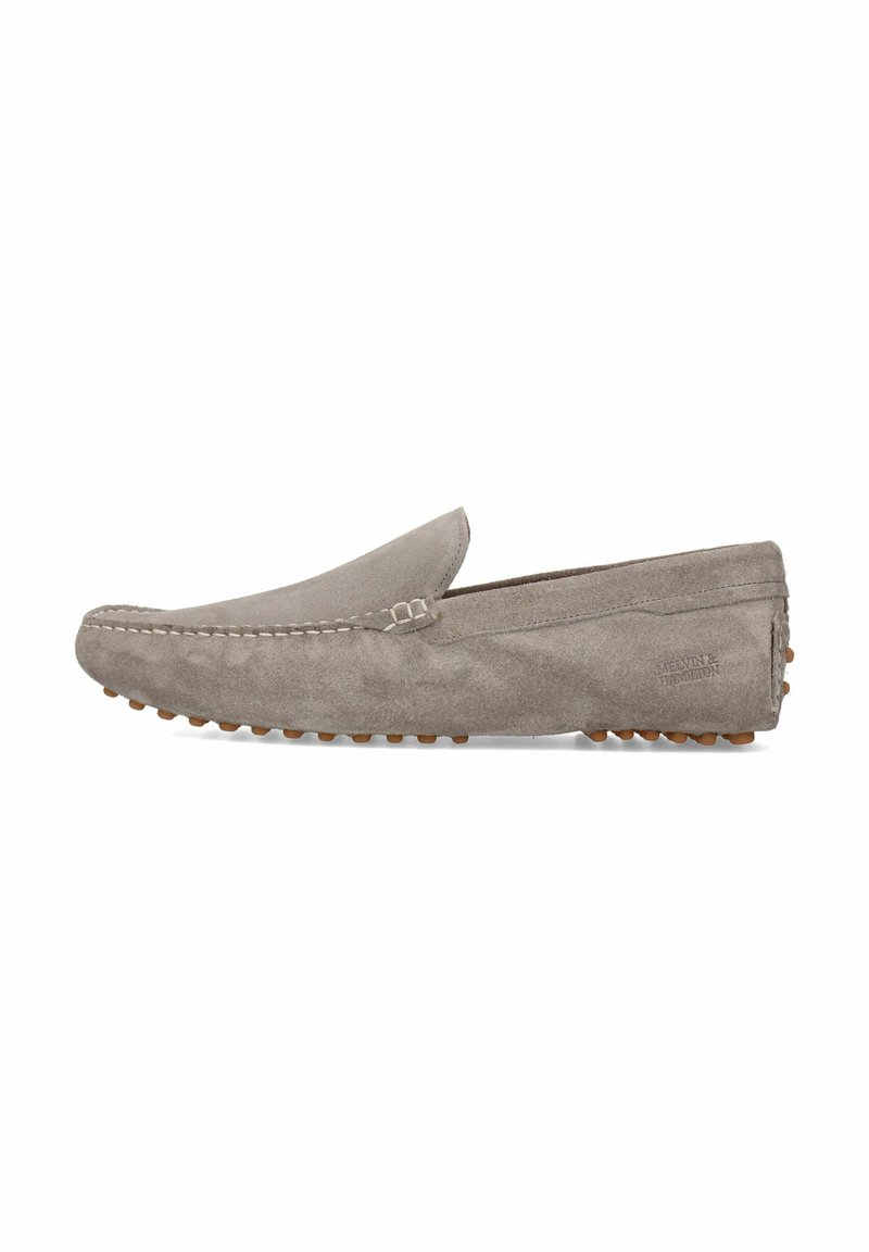 Grå ruskind loafers med en glat tekstur, der har et mokkasin-design, syninger og gummisål med prikket overflade for bedre greb.