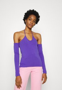 Blusa roxa de Manga Longa com design à mostra dos ombros, feita de tecido suave, apresentando decote arredondado e silhueta ajustada.