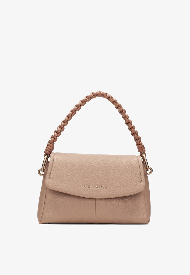 Sac à main en cuir beige avec une anse tressée et une fermeture à rabat, arborant le nom de la marque "Hispanitas" à l'avant.
