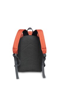Rugzak met een donkergrijze stoffen body, oranje gewatteerde schouderbanden, gestructureerde accenten en een gestroomlijnd ontwerp met verstelbare zijbanden.