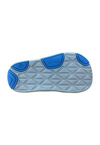 Suela de zapato con una superficie texturizada en gris, que presenta acentos de goma azul, patrones triangulares y una marca incrustada cerca del talón y la punta.