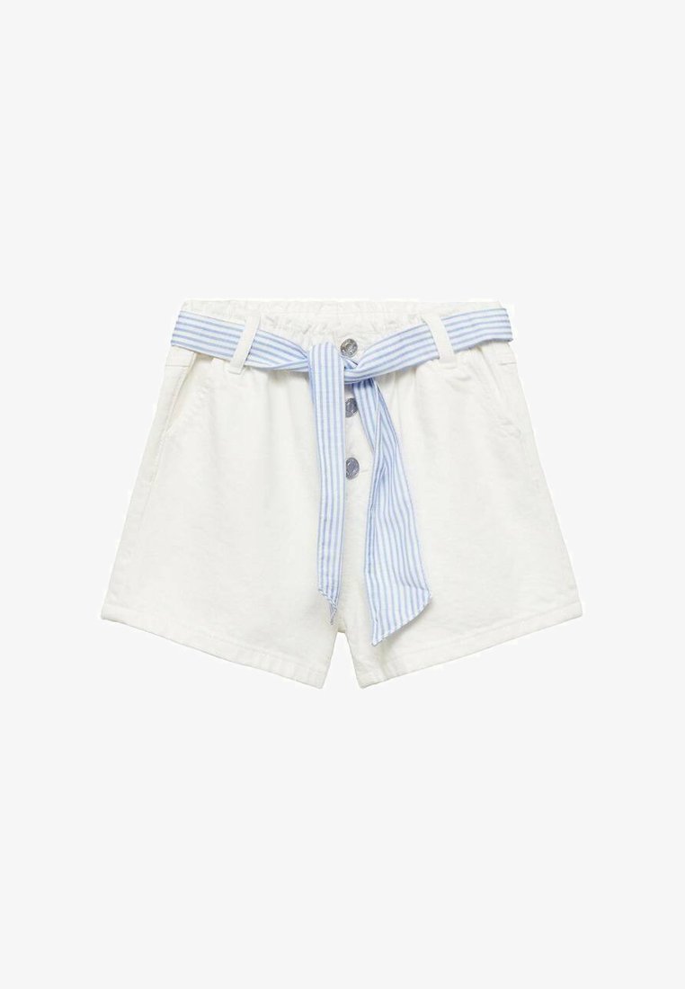Pantaloni corti bianchi in cotone con vita elastica, quattro bottoni sul davanti e una cintura di stoffa a righe blu annodata in vita.