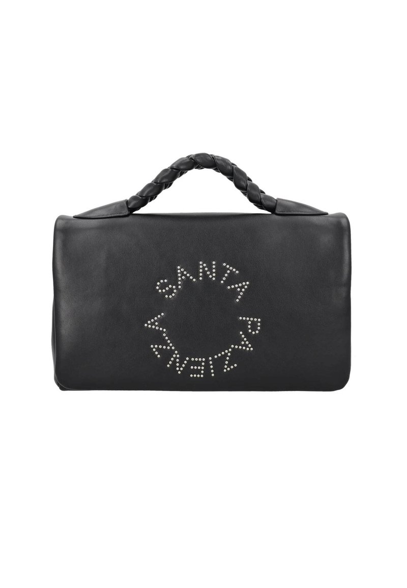 Borsa a mano in pelle nera con manico intrecciato e logo circolare con borchie sul davanti. Forma rettangolare compatta, texture liscia.