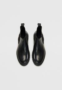 Czarne skórzane botki za kostkę o gładkim wykończeniu, z elastycznymi panelami bocznymi i pętelką z tyłu; okrągły czubek i teksturowana podeszwa.