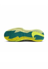 Suela de zapato con un diseño texturizado en tonos verdes y amarillos, patrones de tracción prominentes y un logotipo distintivo en el costado.