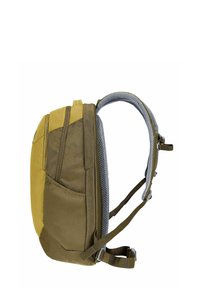 Zaino verde oliva e giallo senape con spallacci imbottiti grigi, scomparti con zip e schiena in rete per la ventilazione.