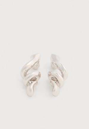 Σκουλαρίκια με κλιπ από στριμμένο ασημένιο μέταλλο με λείο, γυαλιστερό φινίρισμα, που χαρακτηρίζονται από μοντέρνο, αφηρημένο σπειροειδές σχέδιο.