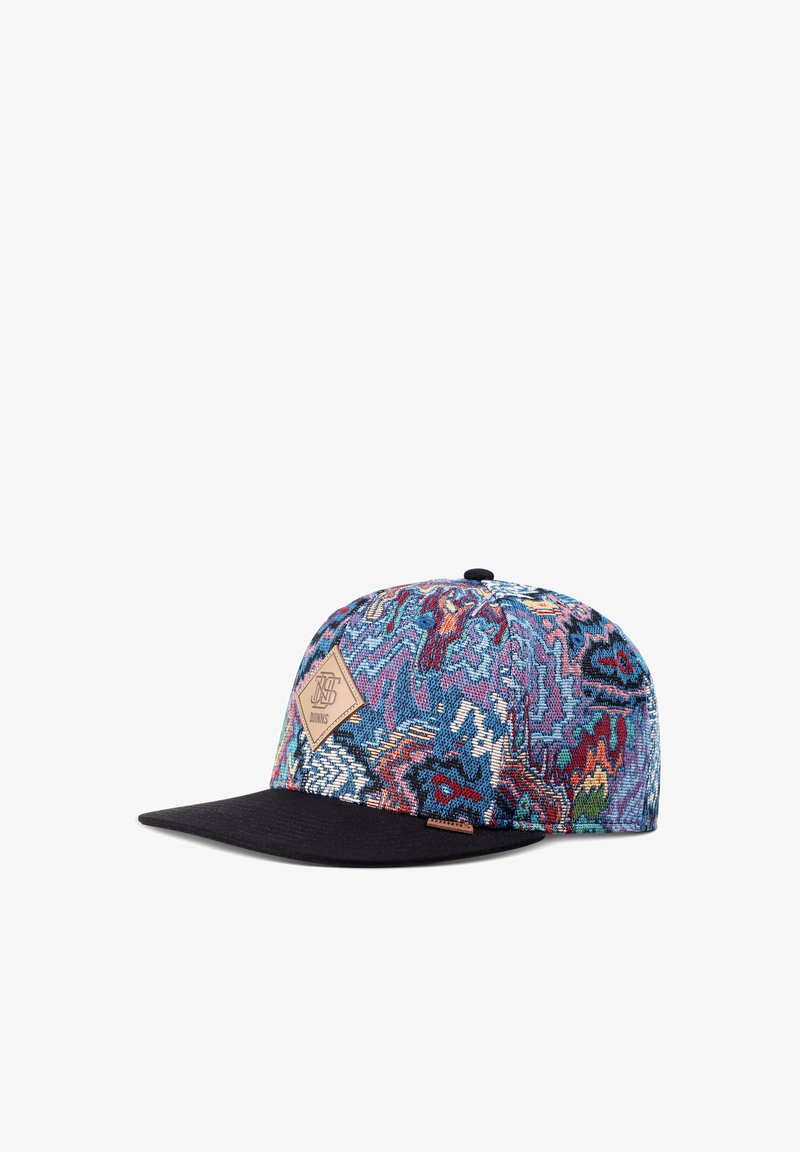 Casquette avec une visière plate noire et une couronne en tissu tissé abstrait multicolore, ornée d'un patch logo en forme de losange beige sur le côté avant gauche.