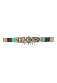 Bracelet en perles avec des accents en pierre turquoise et rouge, quincaillerie dorée, motif multicolore et bande tissée noire. Des pampilles décoratives pendent en dessous.